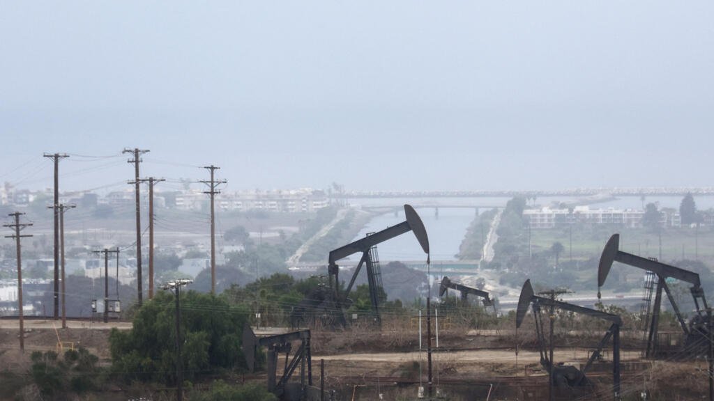Precios del petróleo suben 5% tras ataques de EU a Irán: expertos alertan volatilidad y fin del alto al fuego